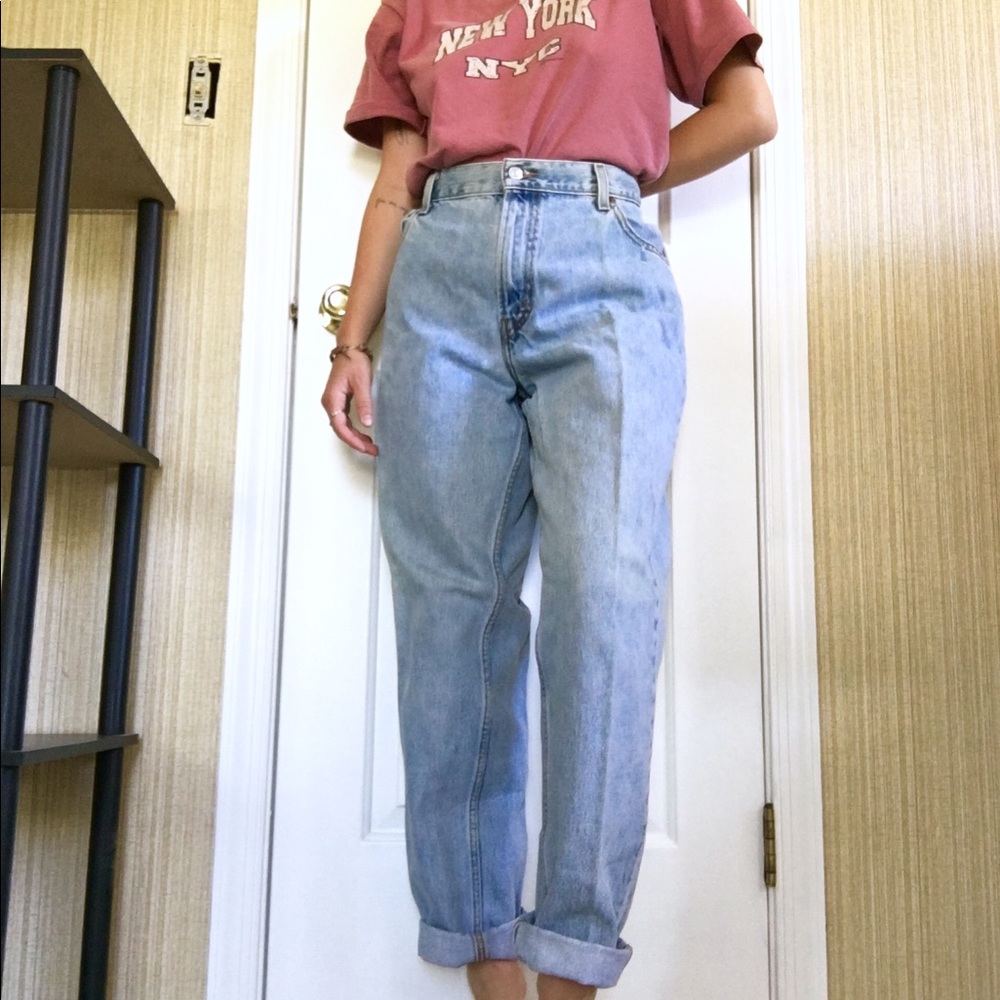 Light wash LEVI’s mom jeans - Picture 2 of 5